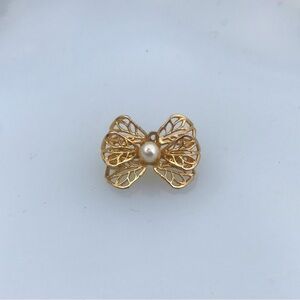Small bow faux pearl brooch